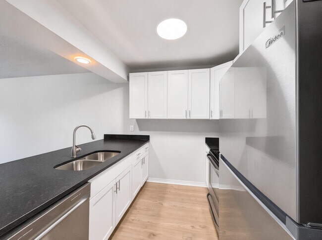 Building Photo - 512 Landview Dr