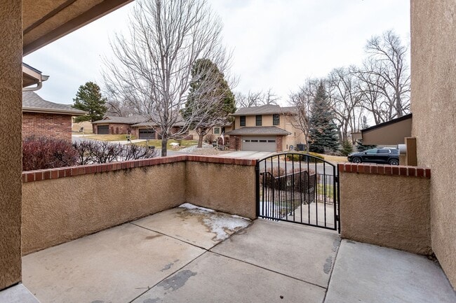 Building Photo - Spacious & Bright Broadmoor Townhome with Covered Deck!
