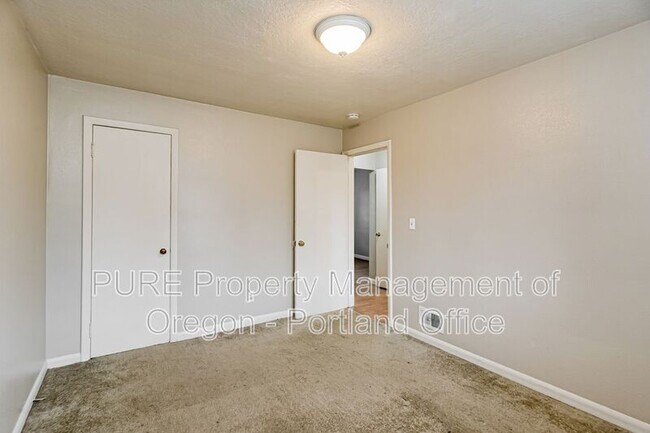 Building Photo - 7016 N Amherst St