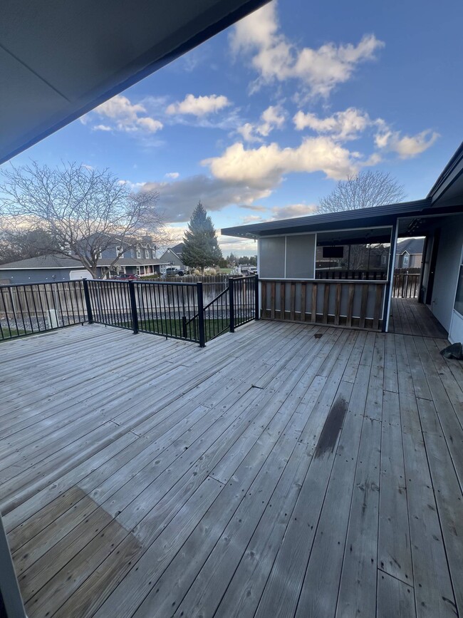 Building Photo - 100 Hills W Way