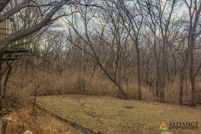 Building Photo - Amazing, Spacious Home! Pet Friendly!