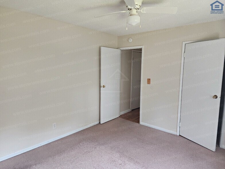 Building Photo - 163 Lakeshire Dr