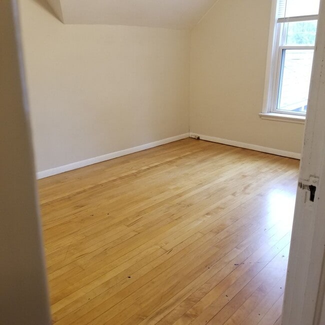 Building Photo - AVAILABLE NOW - Beautiful 3 Bed, 1 Bath Home
