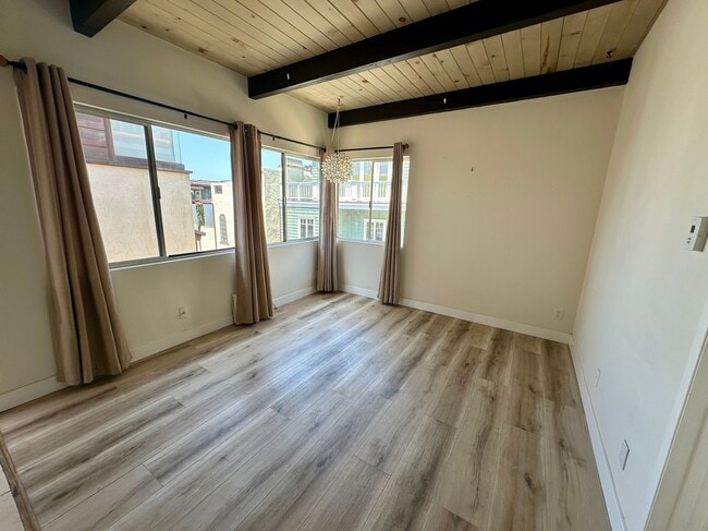 Building Photo - 204 18th St