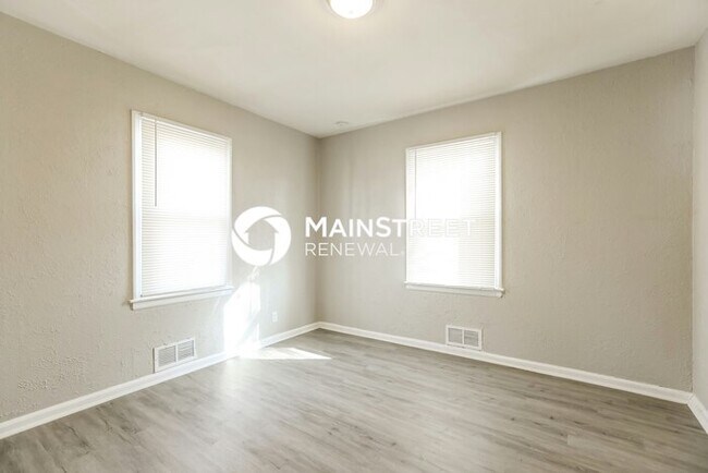 Building Photo - 3 Bedroom Pet-Friendly Home in Kansas City, MO with Main Street Renewal