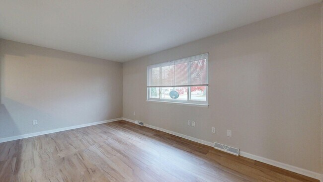 Building Photo - Elyria - updated 3 bed/1 bath townhouses for rent!