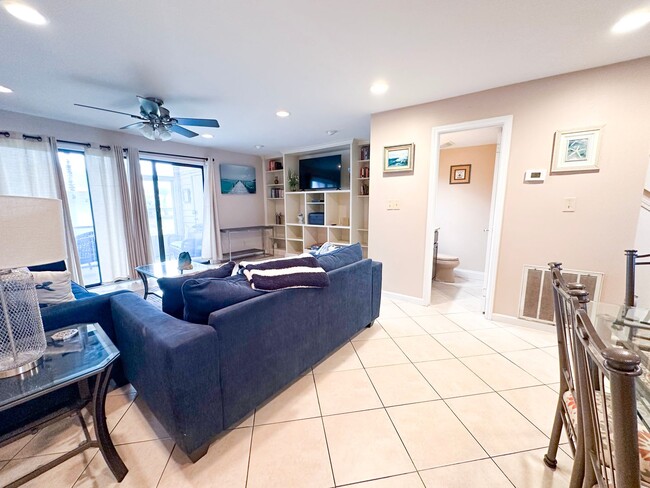Building Photo - Unfurnished 2 Bedroom Townhome Near the Be...