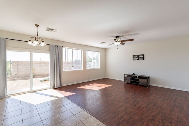 Building Photo - Spacious 4 Bed 2.5 Ba in Gated Community