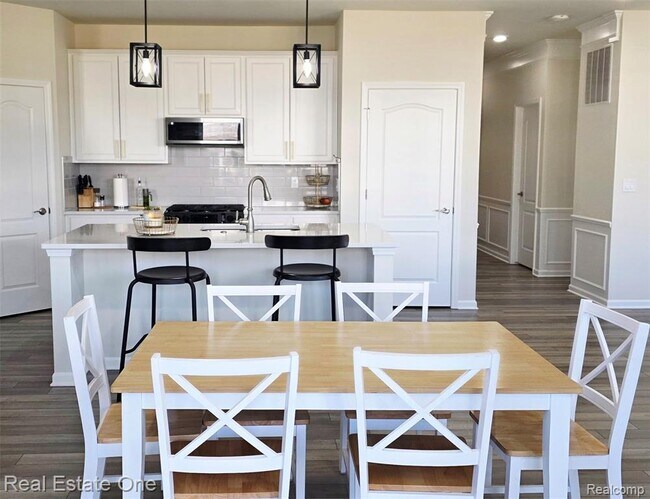 Building Photo - 2720 Tulip Wy