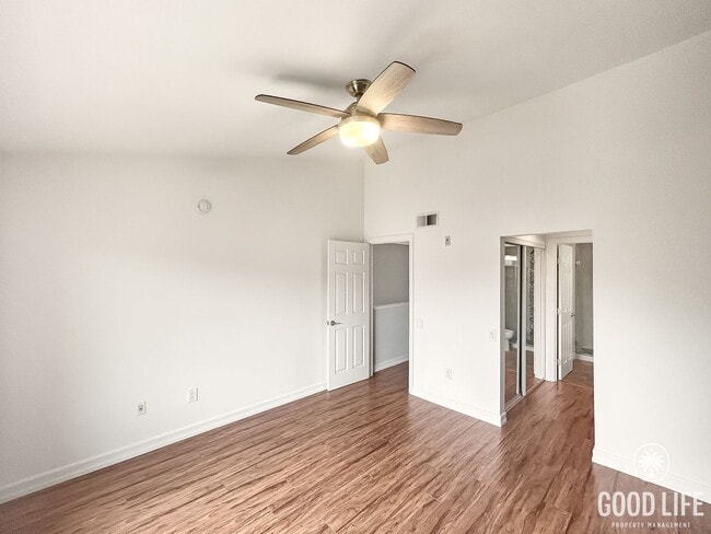 Building Photo - Beautiful 2BD/ 2BA W/ Reserved Parking in ...