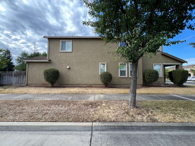 Building Photo - "Spacious 4-Bedroom Haven in Merced with 3 Full Baths & Elegant Granite Countertops!"