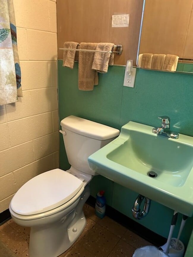 Building Photo - SKI LEASE: Close to Bus Line, Full Kitchen...