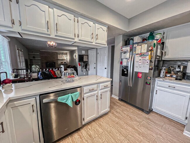 Building Photo - Beautiful and Spacious 4 Bedroom 2.5 Bathroom Home Sitting on Extensive Lot In Desired Xanadu Est...