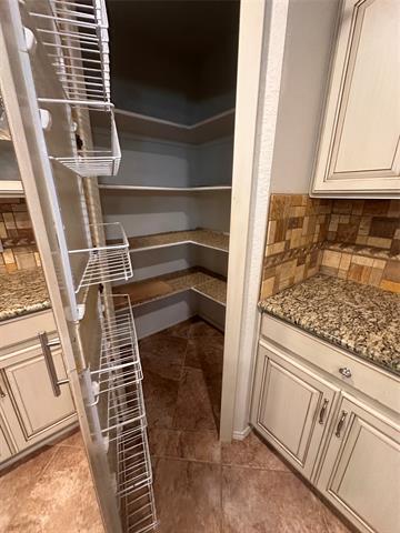 Building Photo - 809 Essex Dr