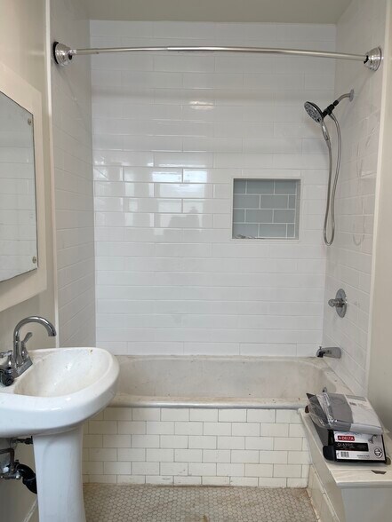 Building Photo - 129 1/2 N Kenmore Ave