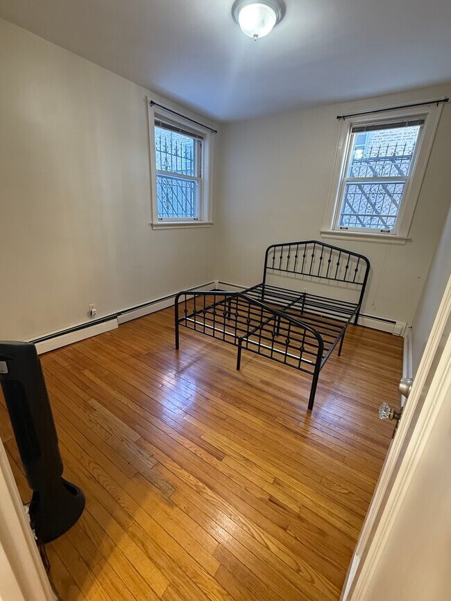 Building Photo - 7450 N Claremont Ave