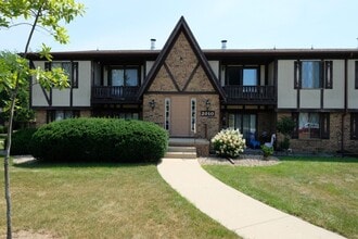 Building Photo - Full Featured Upper 2 Bed, 2 Bath, Garage and Pool