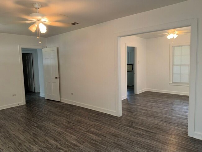Building Photo - Beautifully Updated