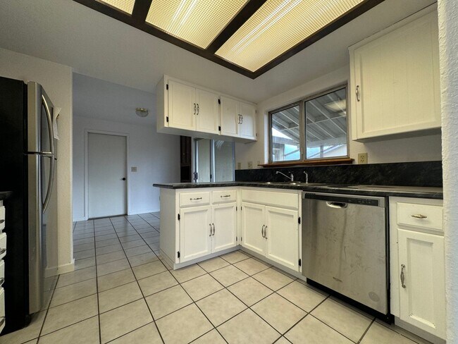 Building Photo - 3-bedroom, 2-bath in Sutherlin