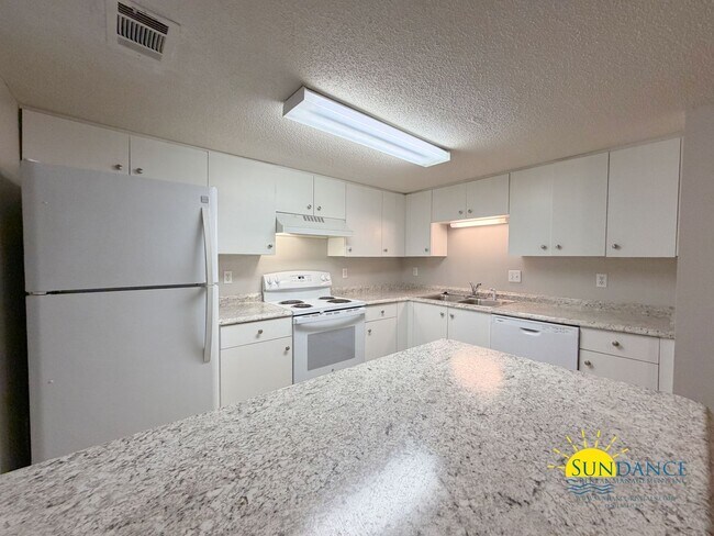 Building Photo - Newly Renovated 3 Bedroom Townhouse in Fort Walton Beach!