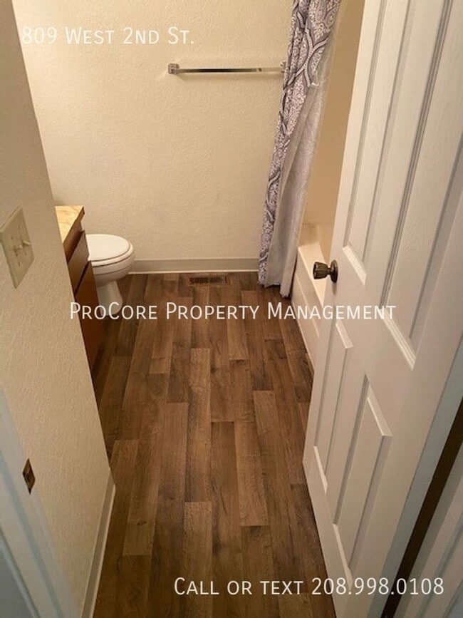 Building Photo - 2 Bed Modern Updates, 1.5 Baths, Semi-Fenced Covered Patio