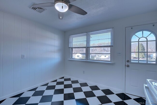 Building Photo - 139 Phyllis Dr