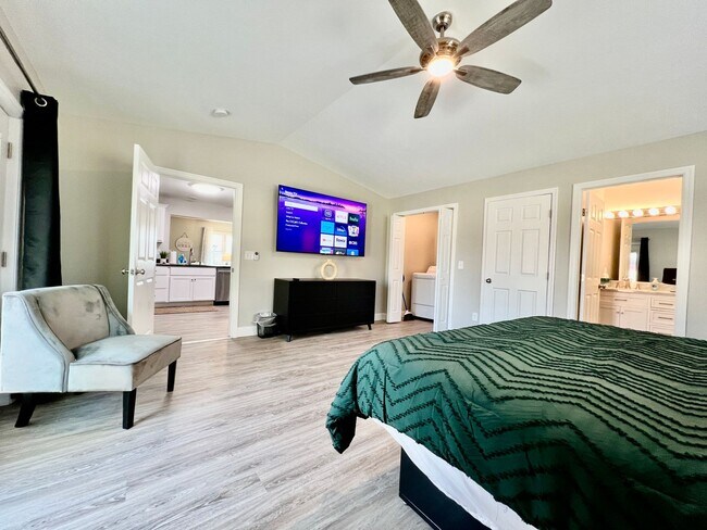 Building Photo - Newly remodeled, furnished home Trenton, Ohio