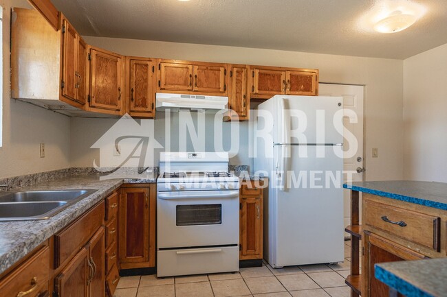 Building Photo - Great Home Located in Eloy at a Great Price!