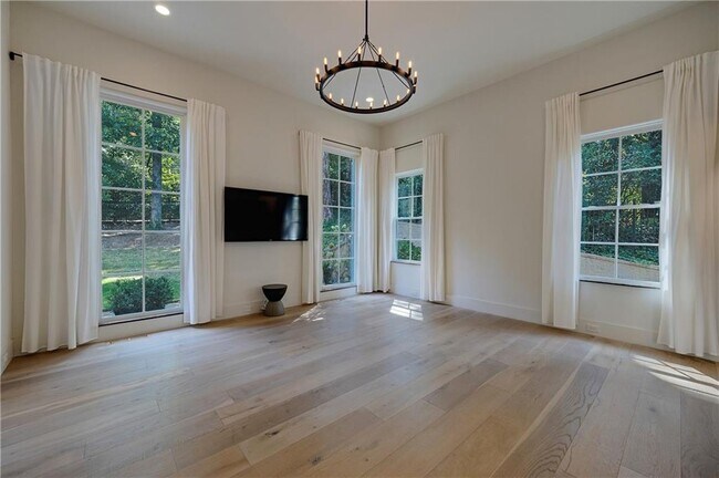 Building Photo - 3570 Knollwood Dr NW