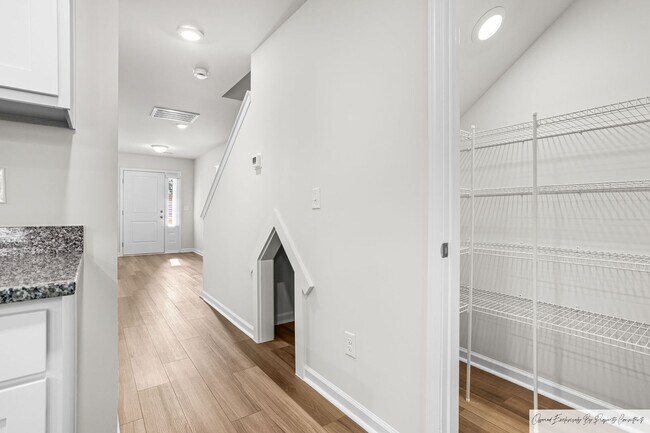 Building Photo - STUNNING TOWNHOUSE IN LEXINGTON'S MURRAY V...