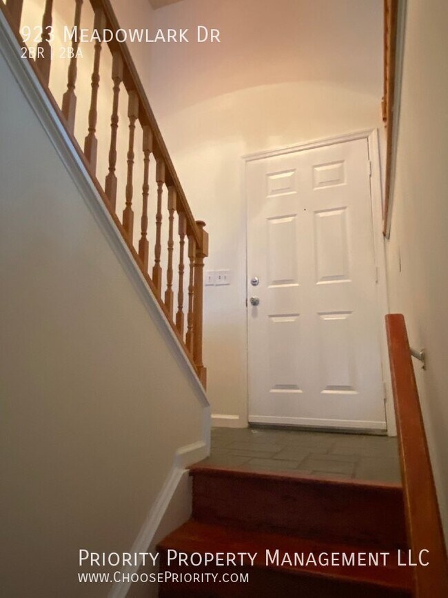 Building Photo - 923 Meadowlark Dr