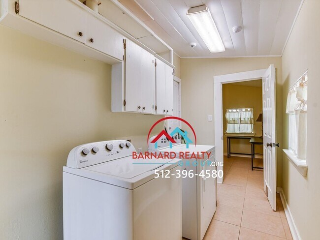 Building Photo - Available Now: 2 Bed/2 Bath in Historic Di...