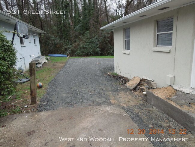 Building Photo - Green Street Duplex in Durham!