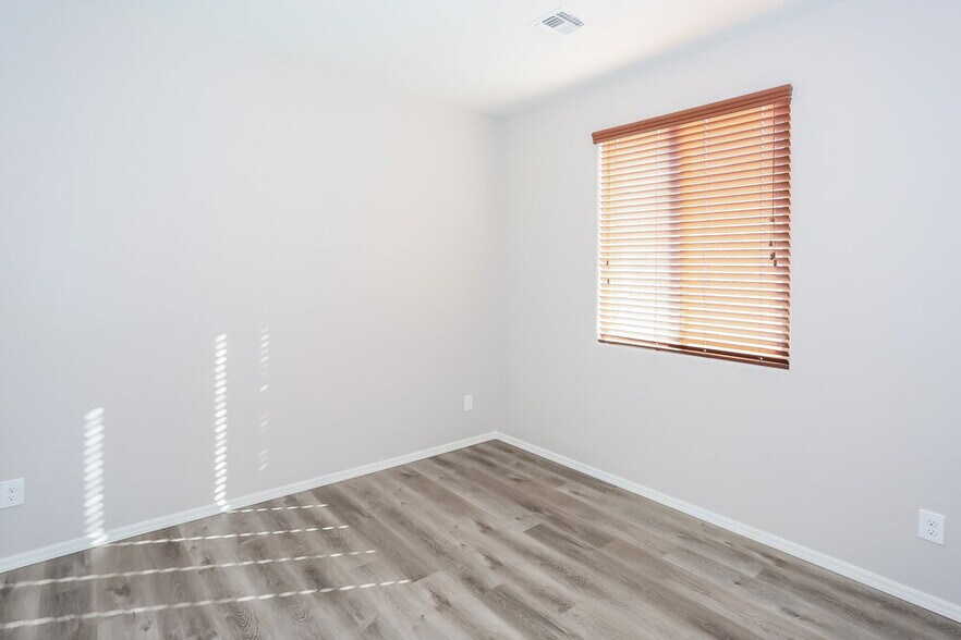 Building Photo - 6405 S 47th Dr