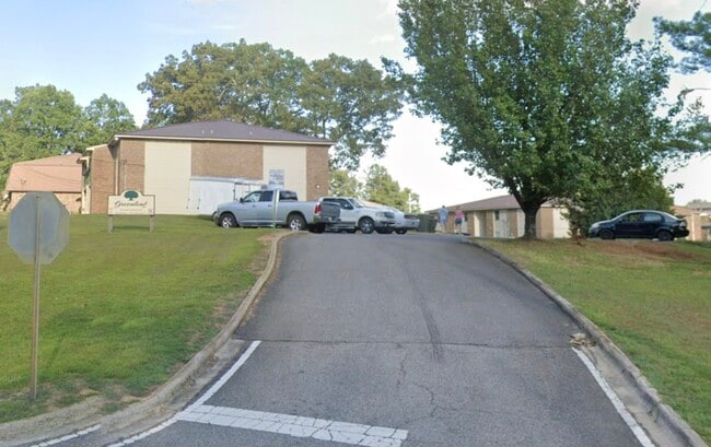 Building Photo - 2403 Greenleaf Dr