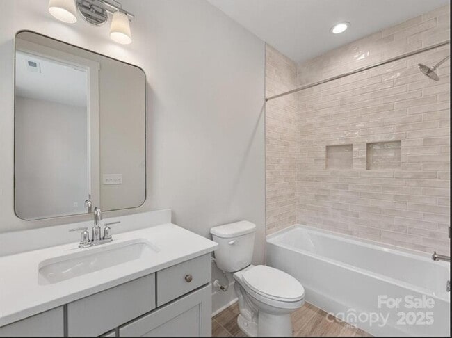 Building Photo - Beautiful and spacious 4-bedroom, 5-bath h...