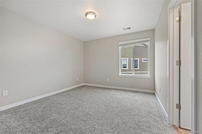 Building Photo - 860 Wildrose Pl