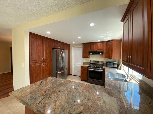 Building Photo - 3 Bedroom Home - Centrally Located with So...
