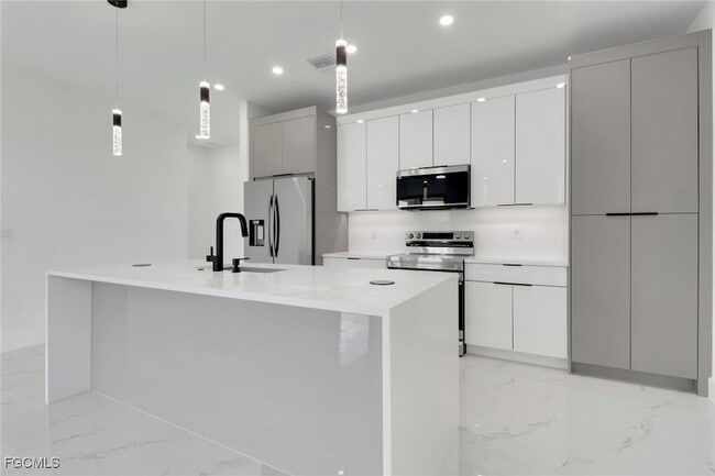 Building Photo - 928 NE 8th Pl