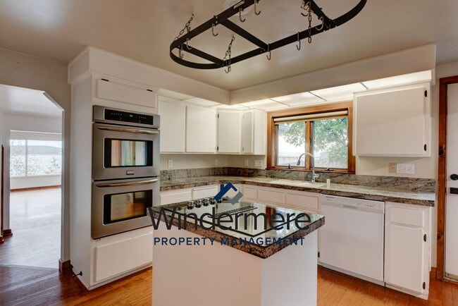 Building Photo - Three Bedroom, Two Bath Waterview