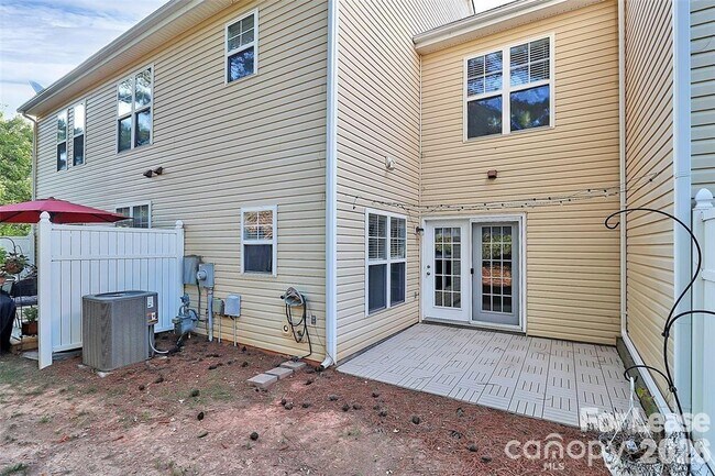 Building Photo - 10978 Princeton Village Dr