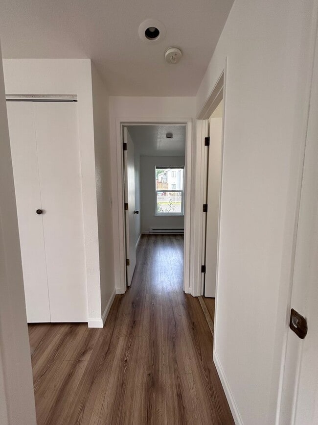Building Photo - 2 Bed 1 Bath in heart of Bellingham Receive a $250 Amazon gift card upon move in!!