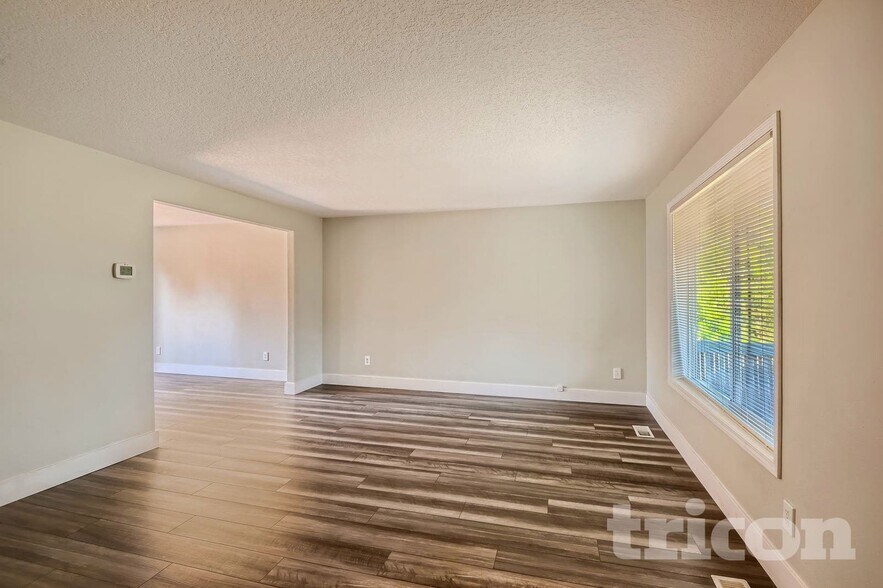 Building Photo - 13911 SE Alimaria Dr