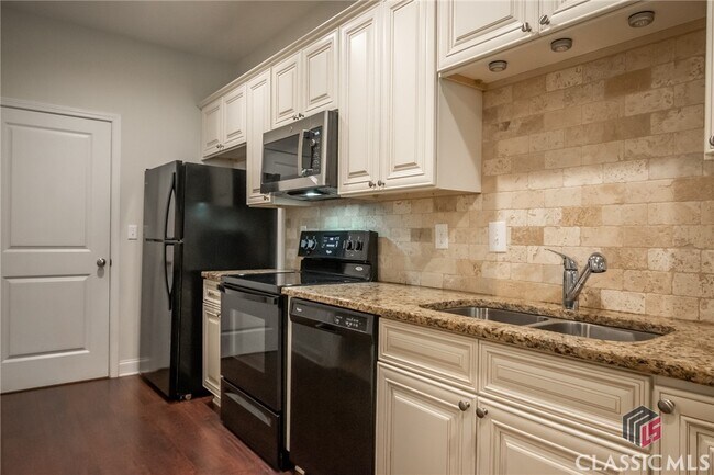 Building Photo - 1450 Binghampton Cir