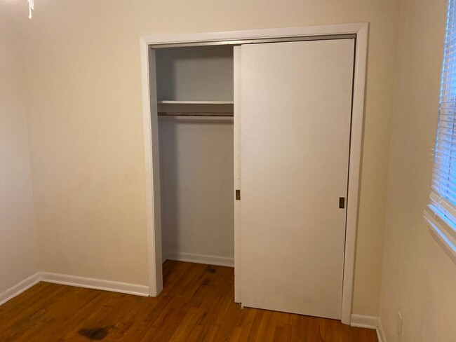 Building Photo - 3 bedroom single family home with huge bon...