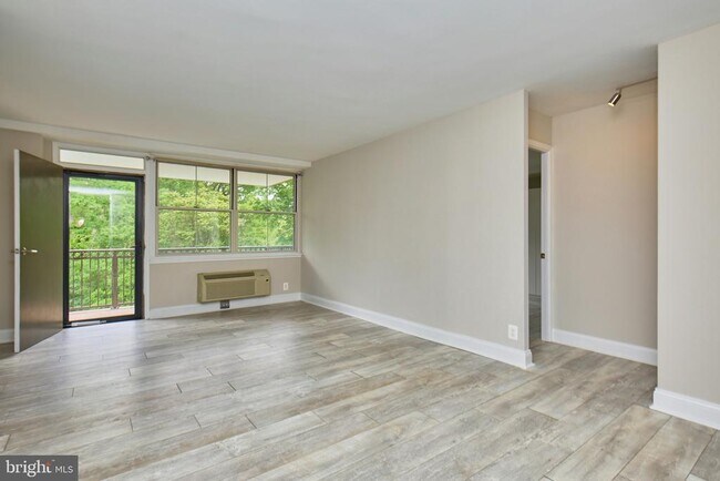 Building Photo - 2030 N Adams St