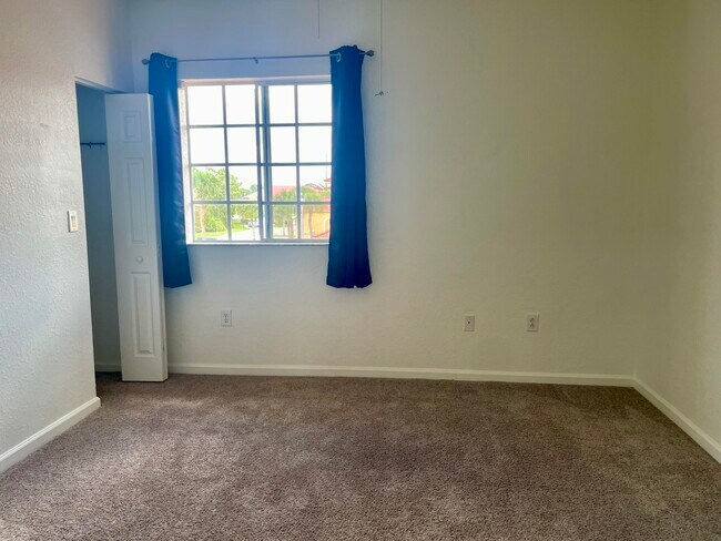 Building Photo - 4988 SE Mariner Garden Cir