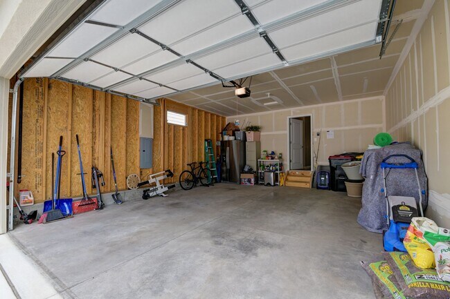 Building Photo - Beautiful "like new" home available for re...