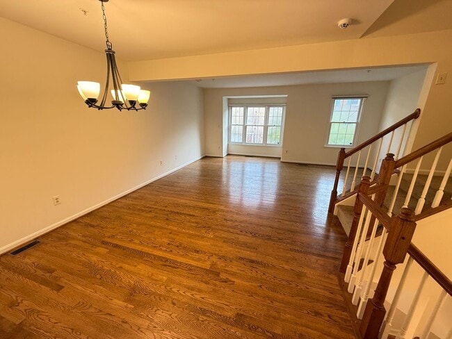 Building Photo - Beautiful 3 bed/3.5 Bath in ideal location!