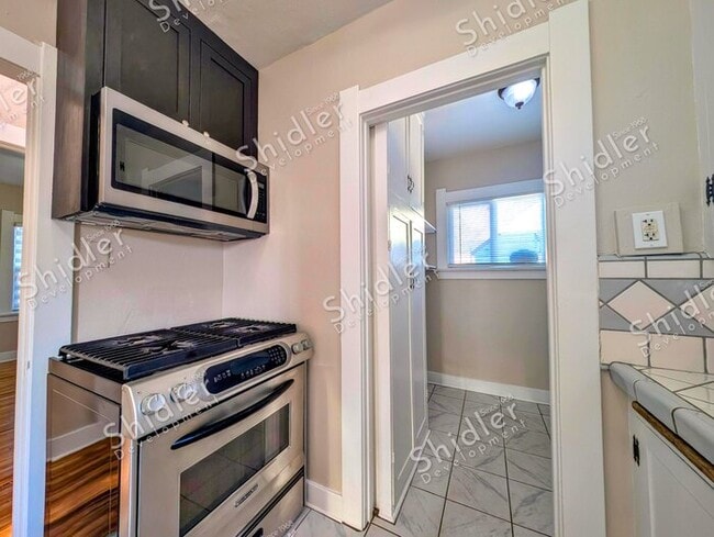 Building Photo - Upgraded Bungalow with Garage